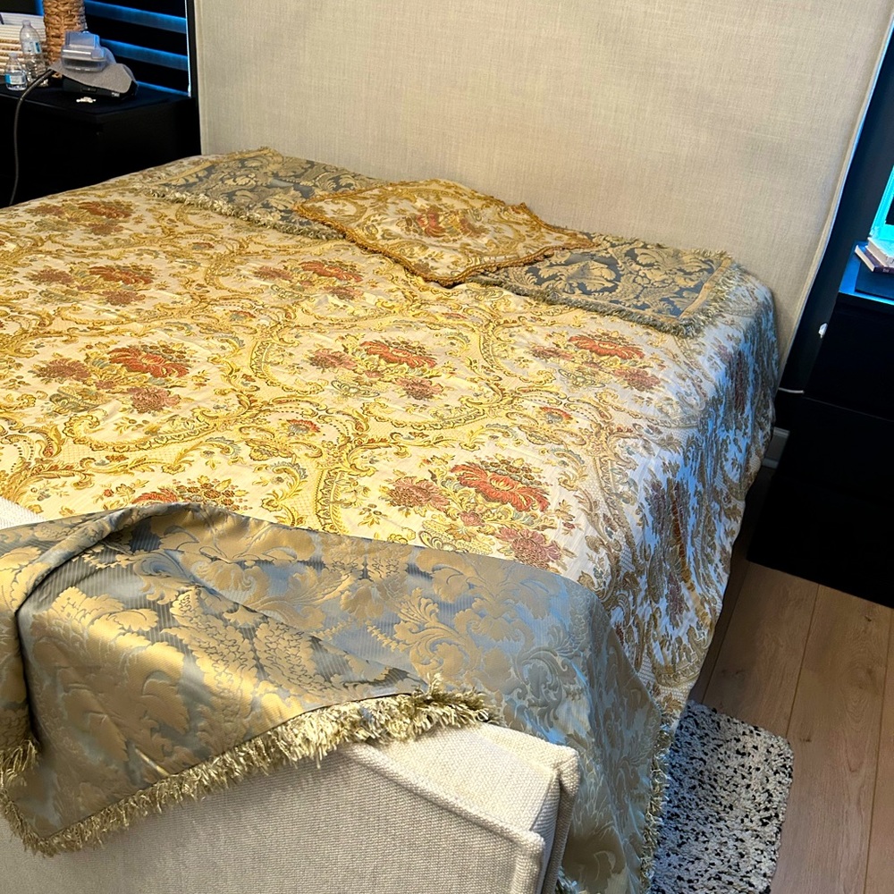king duvet; blue throw; 2 blue euro shams; 1 euro sham, matches duvet.